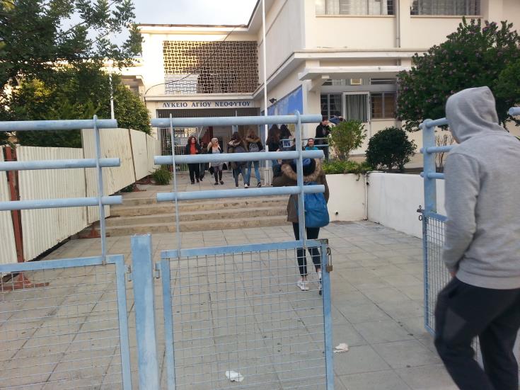 Πυρά προς το Υπουργείο Παιδείας: «Ποιος προστατεύει τα παιδιά μας από τέτοιους εκπαιδευτικούς;»